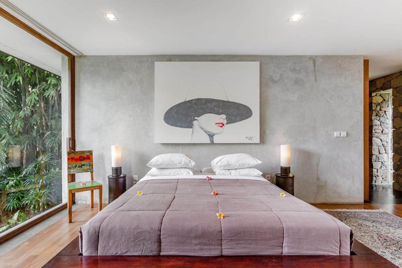 Wahyu Wonderful 4bd With Huge Garden And 2 Pools Seminyak (Bali)