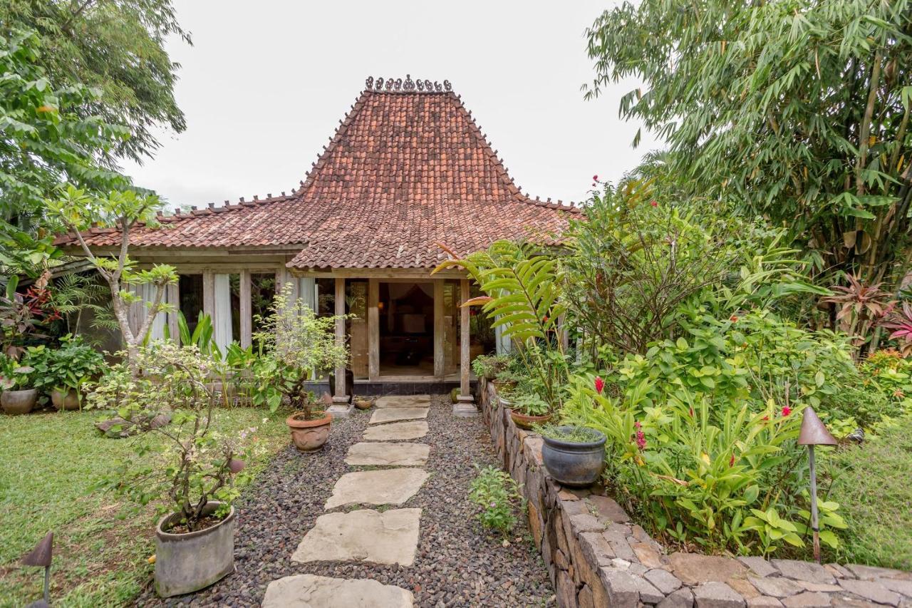 Wahyu Wonderful 4bd With Huge Garden And 2 Pools Seminyak (Bali)